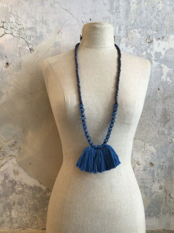 Lange halsketting in blauw met grote tassen van Rindu