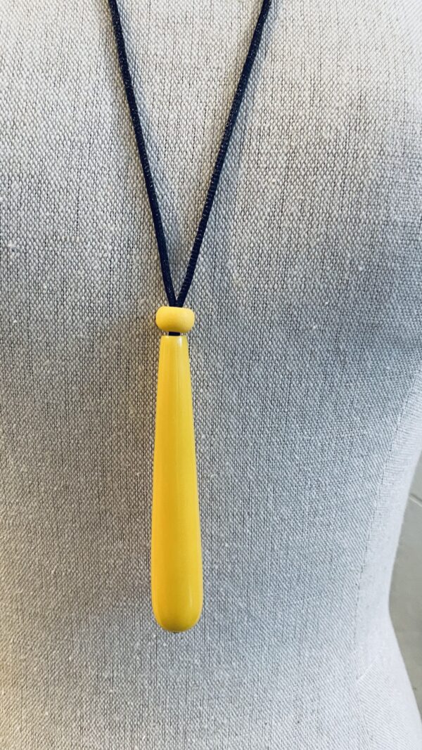 Halsketting in gele hars van Rindu, in lengte verstelbaar