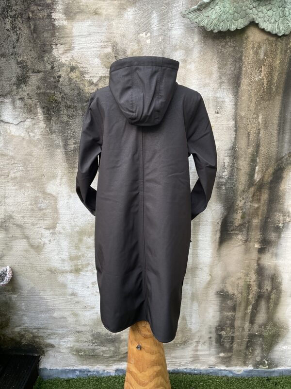 Grote maten mode Gent dames kledij en accessoires vrouwen. Waterbestendige zwarte regenjas met gelaste naden van Ilse Jacobsen.
