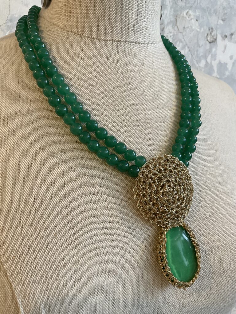 Korte halsketting met gehaakt detail en parels uit groene jade van het Griekse juwelenmerk Taim