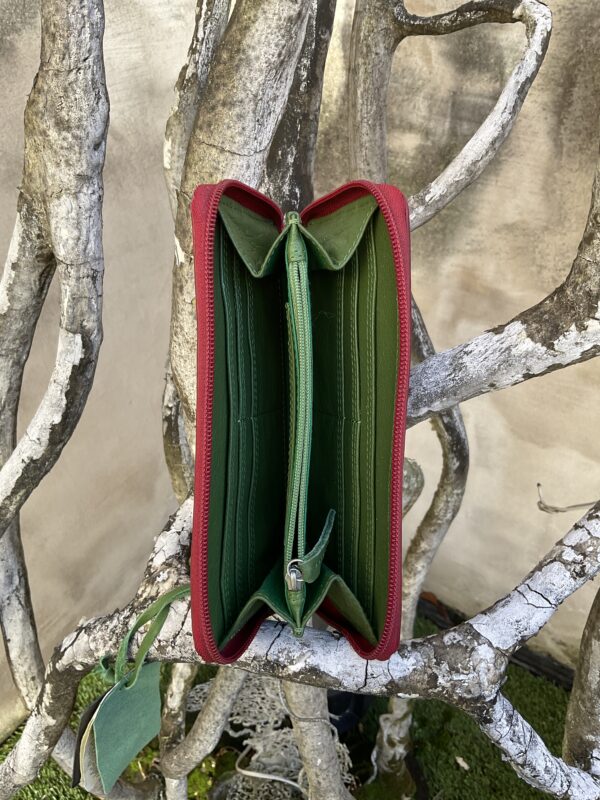 Rode portefeuille in ecologisch gelooid leder en groene voering in katoen van Sticks & Stones