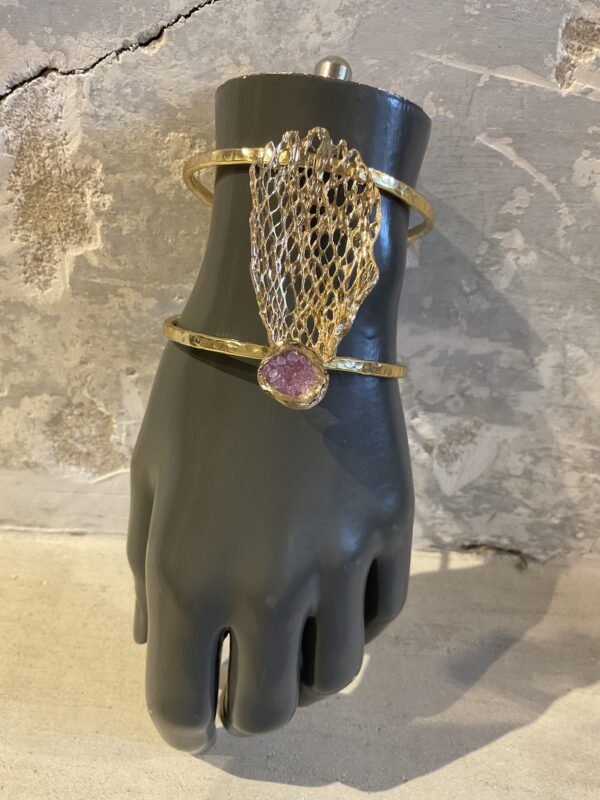 Grote maten mode dames vrouwen kledij en accessoires Gent. Goudkleurige armband met licht paars detail van het Griekse juwelenmerk Taim