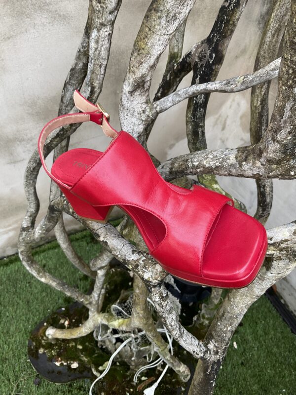 Sandalen op hak in rood leer van het Italiaanse schoenenmerk Triver Flight