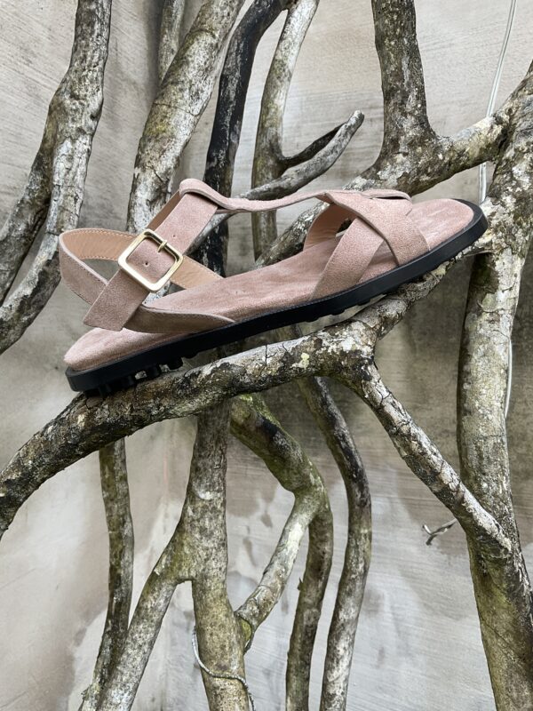 Platte sandalen in nude pastel roze suède leder van het Italiaanse schoenenmerk Triver Flight