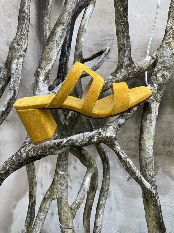 Oker gele sandalen instekers op hak in suède leder van het Italiaanse schoenenmerk Triver Flight