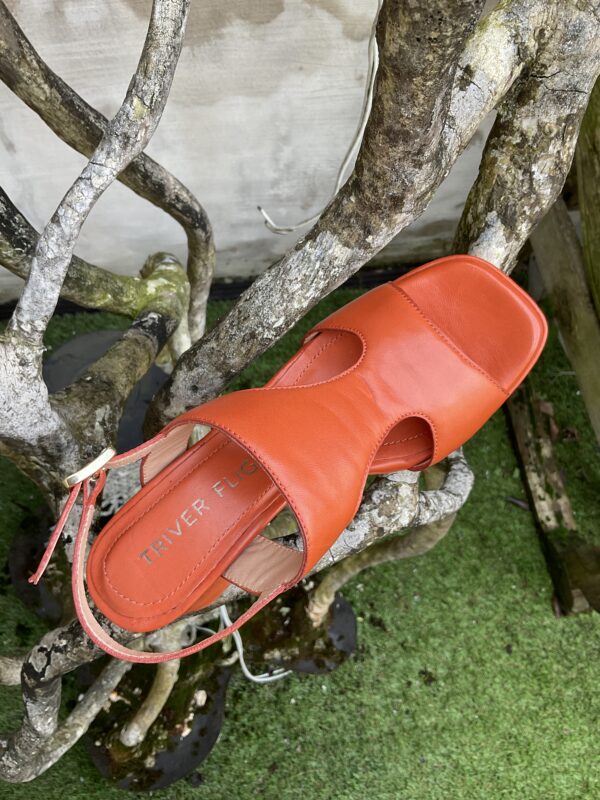 Sandalen op hak in oranje leer van het Italiaanse schoenenmerk Triver Flight