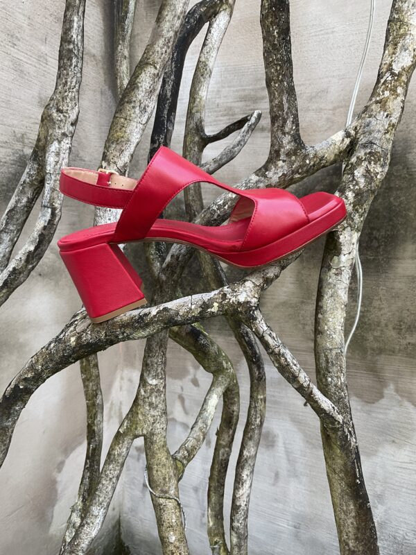 Sandalen op hak in rood leer van het Italiaanse schoenenmerk Triver Flight