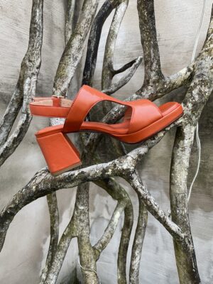 Sandalen op hak in oranje leer van het Italiaanse schoenenmerk Triver Flight