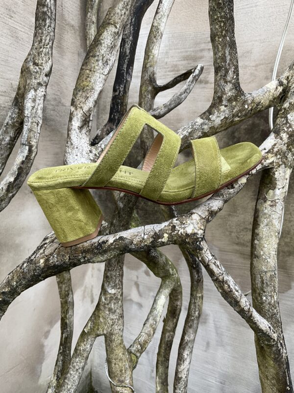 Kaki groene sandalen instekers op hak in suède leder van het Italiaanse schoenenmerk Triver Flight