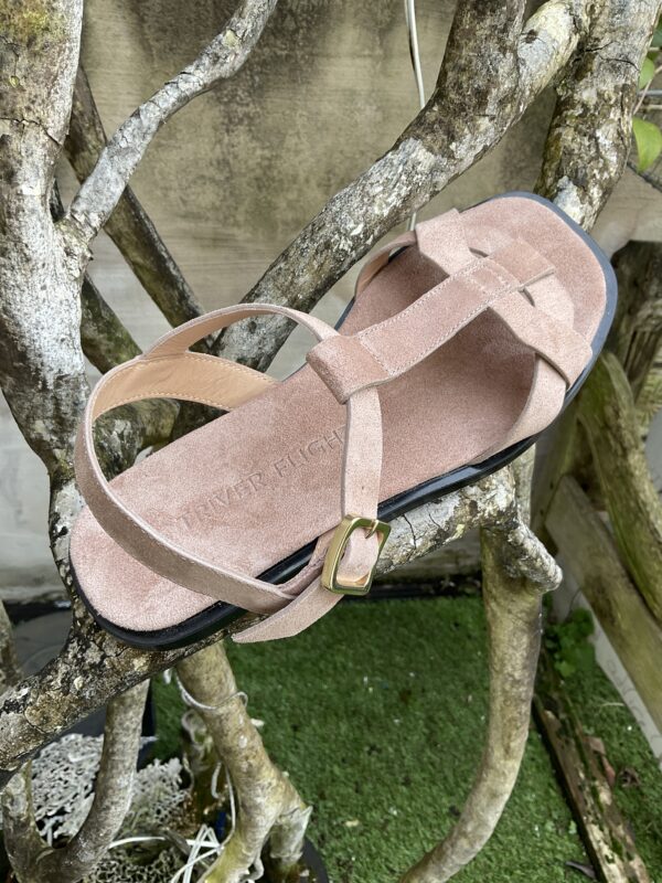 Platte sandalen in nude pastel roze suède leder van het Italiaanse schoenenmerk Triver Flight
