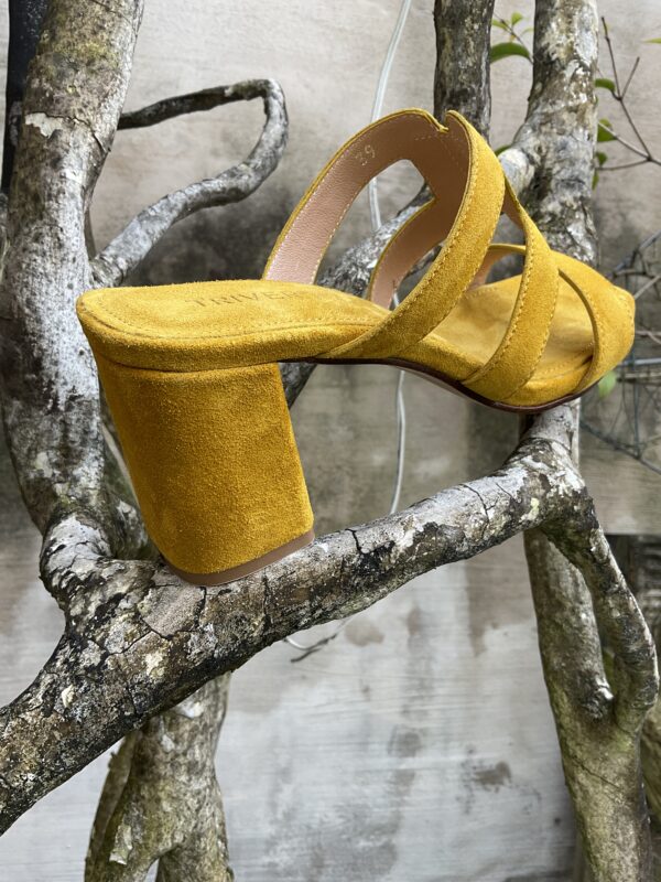Oker gele sandalen instekers op hak in suède leder van het Italiaanse schoenenmerk Triver Flight