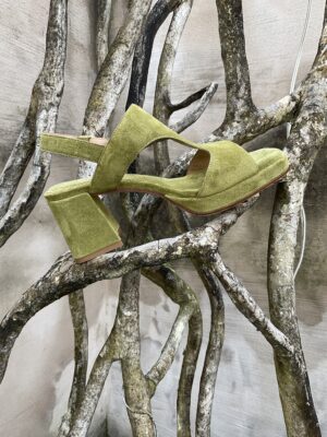 Sandalen op hak in kaki groen suède leer van het Italiaanse schoenenmerk Triver Flight