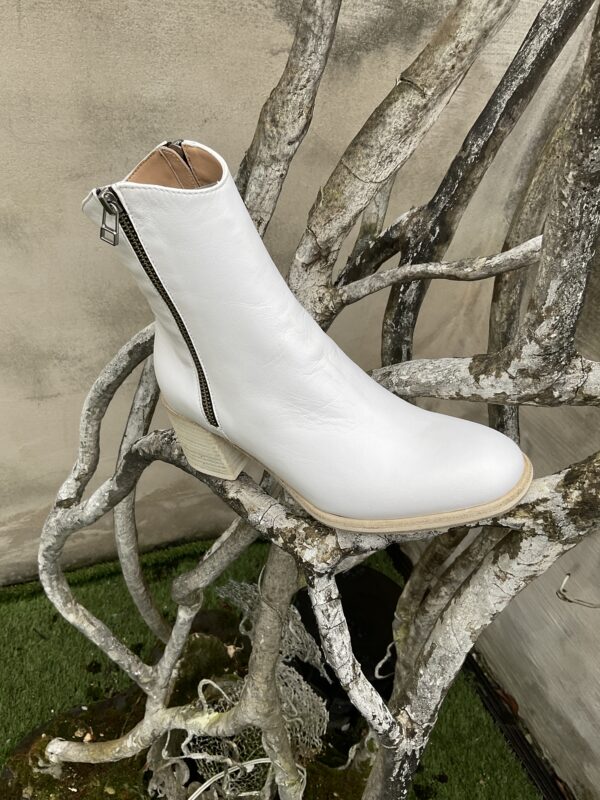 Grote maten mode dames vrouwen kledij en accessoires Gent. Witte enkellaarsjes met rits en brede hak van het Italiaanse schoenenmerk Triver Flight