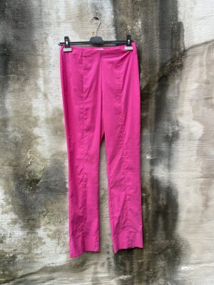 Grote maten mode Gent dames kledij vrouwen. Fuchsia roze broek in stretch katoen met elastiek rondom rond van Fox’s.