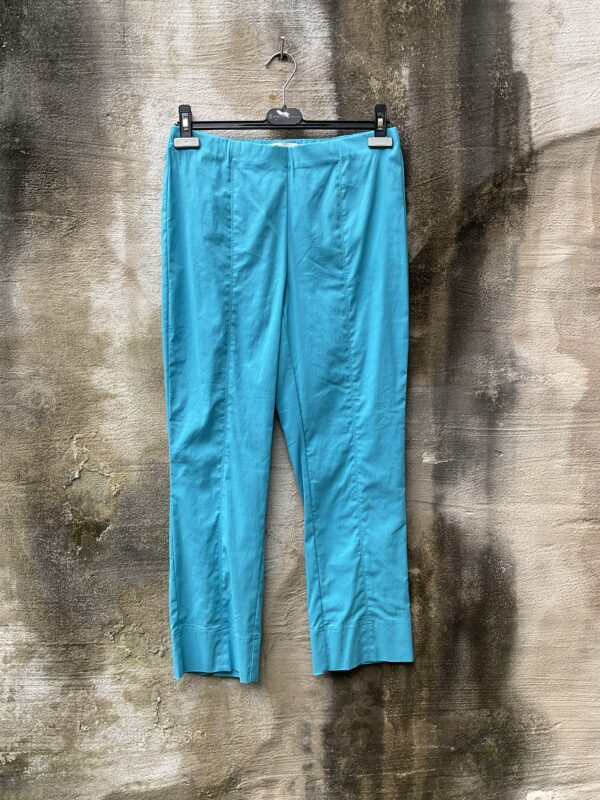 Grote maten mode Gent dames kledij vrouwen. 7/8 broek in stretch katoen in turkoois blauwe kleur van FOX’s.
