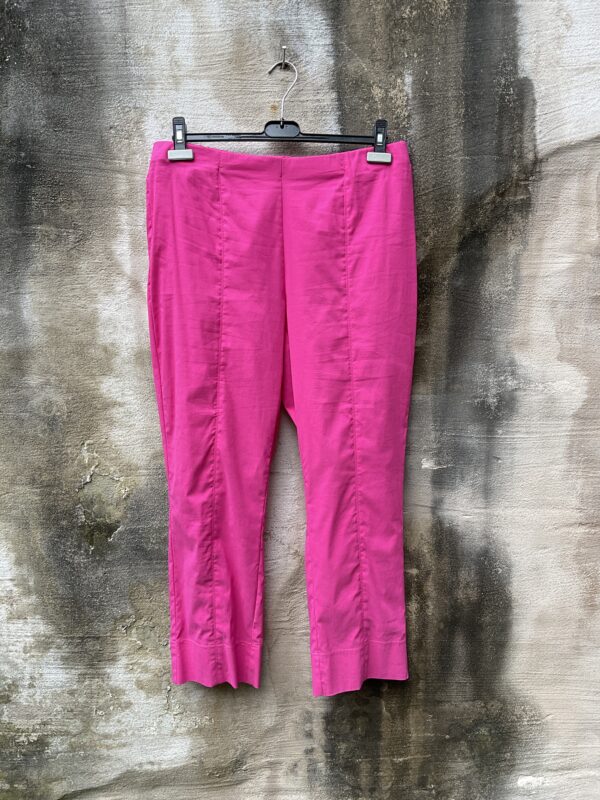 Grote maten mode Gent dames kledij vrouwen. 7/8 broek in fuchsia roze in stretch katoen van Fox’s.
