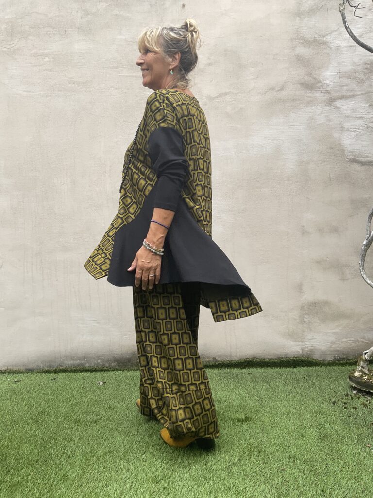 Grote maten mode Gent dames kledij vrouwen. Broek en lange pull in print met kaki groen en zwart in bijzondere creatieve vormen van Alembika
