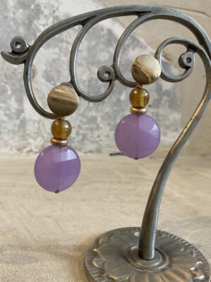 Grote maten mode Gent dames kledij vrouwen accessoires. Kleine oorbellen met lila paarse steen en goudkleurige details van het Belgische juwelenmerk Chapter 42.