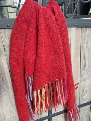 Grote maten mode Gent dames kledij vrouwen. Grote driehoekige sjaal met de hand gebreid in mooie rode kleur en meerkleurige franjes in zachte alpaca wol van Inti