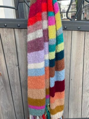 Grote maten mode Gent dames kledij vrouwen. Handgebreide sjaal in diverse kleuren als rood, roze, geel, groen, paars, lila, ecru en alpaca wol met multi gekleurde franjes van Inti.