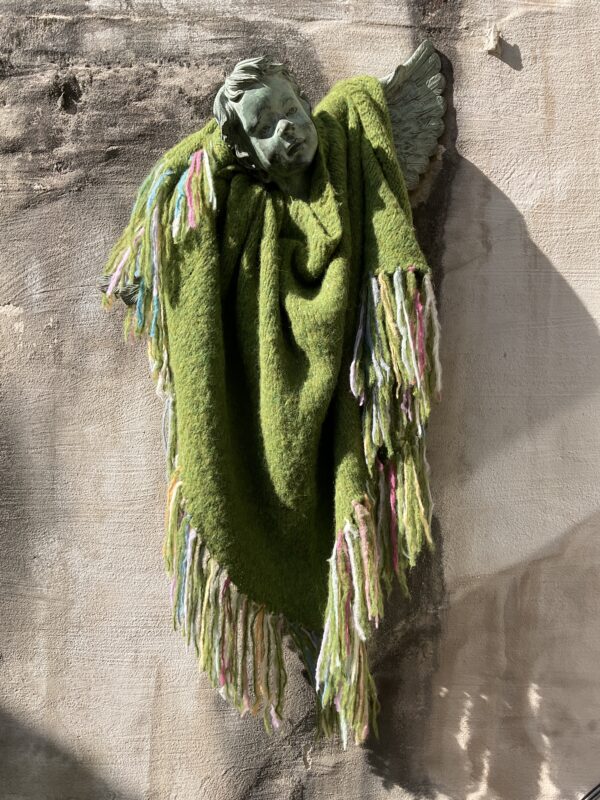 Grote maten mode Gent dames kledij en accessoires vrouwen. Handgebreide driehoekige grote sjaal uit alpacawol in groene kleur met multi gekleurde franjes in geel, lila, blauw, roze en groen. Triangulo hierba Inti knitwear.