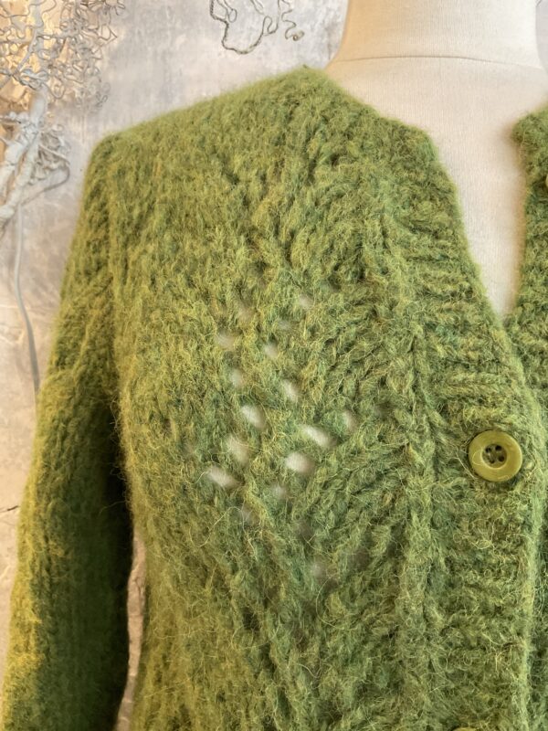 Grote maten mode Gent dames kledij en accessoires vrouwen. Korte handgebreide cardigan in groene hierba kleur in super zachte baby alpaca wol van Inti knitwear