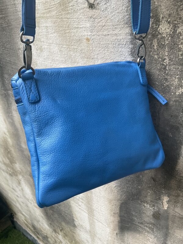 Grote maten mode Gent dames kledij en accessoires vrouwen. Handtas in blauw ecologisch gelooid leder van Sticks & Stones. Vigo bag Blue Quartz