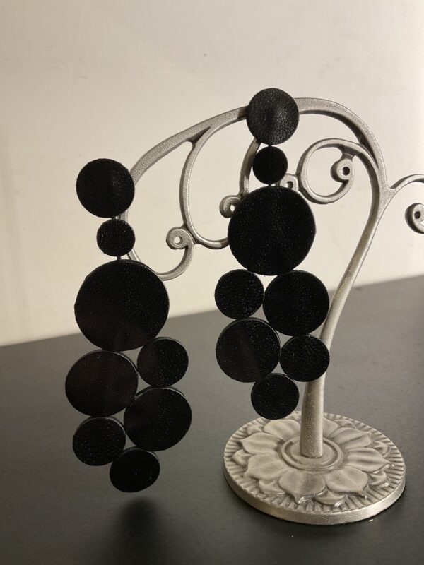 Grote maten mode Gent dames kledij en accessoires vrouwen. Grote oorbellen in zwart mat leder van het Griekse juwelenmerk Taim.