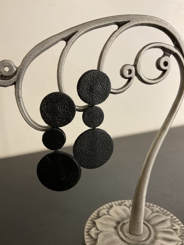 Grote maten mode Gent dames kledij en accessoires vrouwen. Kleine oorbellen in zwart mat leder van het Griekse juwelenmerk Taim.