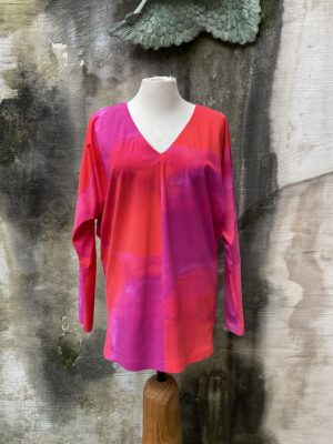 Grote maten mode Gent dames kledij en accessoires vrouwen. Blouse top Yamas print in kleur summer tie dye rood, roze fuchsia van Japan TKY.