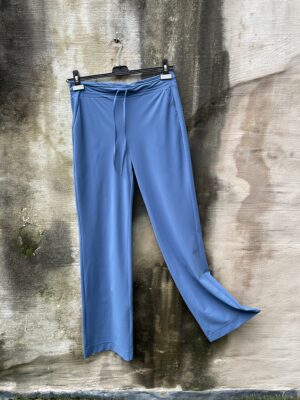 Grote maten mode Gent dames kledij en accessoires vrouwen. Lange brede broek Myza in licht hemelsblauwe kleur avio rekbare travel jersey van Japan TKY.