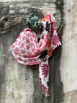Grote maten mode Gent dames kledij en accessoires vrouwen. Brede sjaal in volledig katoen van Masai. Witte ondertoon met print in roze, bordeaux, zwart en oranje.