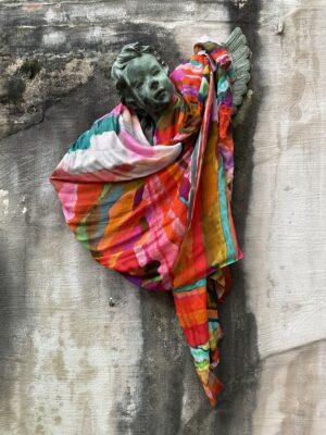 Grote maten mode Gent dames kledij en accessoires vrouwen. Brede sjaal in diverse kleuren van La Salle. Licht sjaal met zijde in felle kleuren als rood, oranje, groen, blauw, oker, turkoois