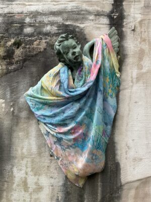 Grote maten mode Gent dames kledij en accessoires vrouwen. Brede sjaal in mooie print van La Salle. Print in lichte pastel kleuren als blauw, roze, paars, groen, geel