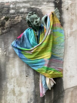 Grote maten mode Gent dames kledij en accessoires vrouwen. Mooie brede sjaal in vele kleuren van La Salle. Met pastel tinten roze, blauw, groen en fellere kleuren als geel, blauw, groen, roze.