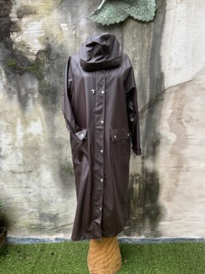 Grote maten mode Gent dames kledij en accessoires vrouwen. Lange waterdichte regenjas in donkerbruine kleur ganache van Ilse Jacobsen.