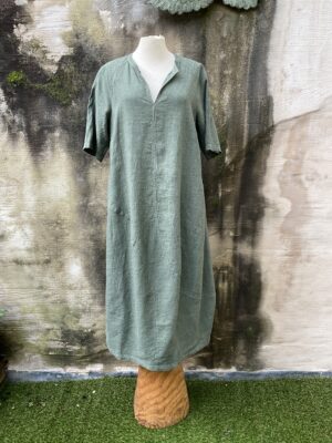 Grote maten mode Gent dames kledij en accessoires vrouwen. Middellange jurk met halflange mouw en V-hals in groene kleur van Oska