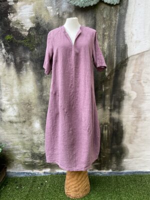 Grote maten mode Gent dames kledij en accessoires vrouwen. Middellange jurk met halflange mouw en V-hals in roze kleur van Oska
