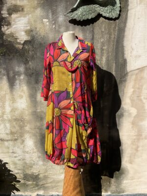 Grote maten mode Gent dames kledij en accessoires vrouwen. Middellange jurk in bloemenprint in diverse felle kleuren als geel, rood, fuchsia, paars van Alembika