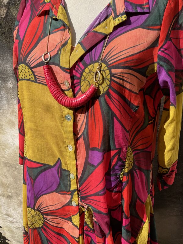 Grote maten mode Gent dames kledij en accessoires vrouwen. Middellange jurk in bloemenprint in diverse felle kleuren als geel, rood, fuchsia, paars van Alembika