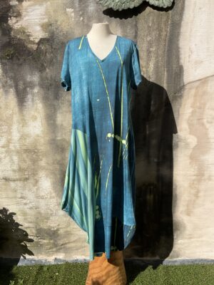 Grote maten mode Gent dames kledij en accessoires vrouwen. Jurk met korte mouwen en V-hals in stretch stof in kleuren blauw en groen van Ozai’n’ku