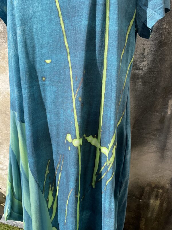 Grote maten mode Gent dames kledij en accessoires vrouwen. Jurk met korte mouwen en V-hals in stretch stof in kleuren blauw en groen van Ozai’n’ku