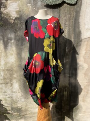 Grote maten mode Gent dames kledij en accessoires vrouwen. Halflange jurk met bloemenprint in diverse kleuren als rood, groen, geel, roze op zwart van Alembika