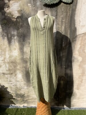 Grote maten mode Gent dames kledij en accessoires vrouwen. Lange mouwloze jurk met V-hals in groen grijze kleur met streepjesmotief in linnen van het Italiaanse merk La Bottega di Brunella.