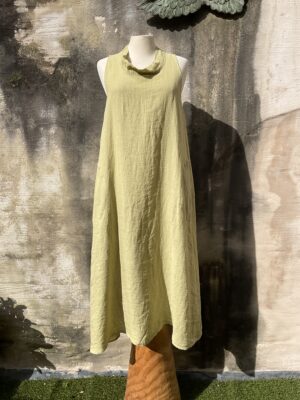 Grote maten mode Gent dames kledij en accessoires vrouwen. Lange jurk zonder mouwen met ronde hals en groen gele kleur in Italiaans linnen van La Bottega di Brunella.