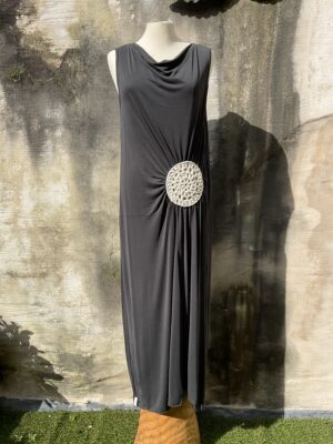 Grote maten mode Gent dames kledij en accessoires vrouwen. Lange jurk in donkergrijze kleur met gehaakt ecru detail van Amma