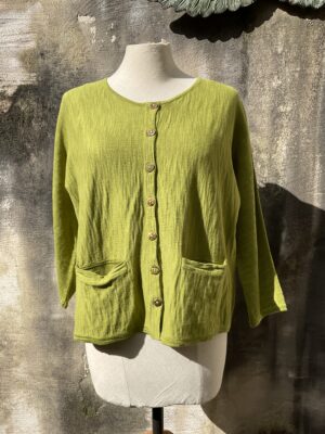 Grote maten mode Gent dames kledij en accessoires vrouwen. Korte cardigan in katoen met opgestikte zakken in katoen in olijf groene kleur van Mansted.