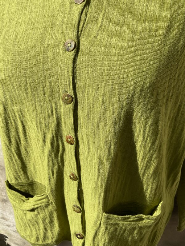 Grote maten mode Gent dames kledij en accessoires vrouwen. Korte cardigan in katoen met opgestikte zakken in katoen in olijf groene kleur van Mansted.