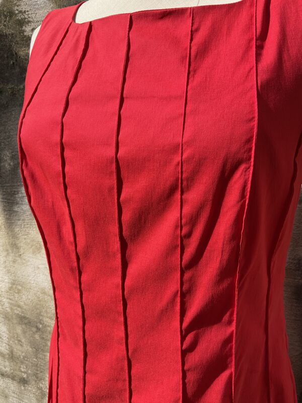 Grote maten mode Gent dames kledij en accessoires vrouwen. Rode jurk zonder mouwen met rechte hoge hals in licht stretch katoen van Fox’s