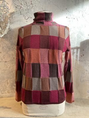 Kleurrijke, creatieve en duurzame mode voor vrouwen in Gent. Grote maten mode dames kledij en accessoires voor vrouwen met een maatje meer of minder. Pull, lichte trui met rolkraag en lange mouwen in gestructureerde stof in diverse kleuren, als oranje, roze, bordeaux en taupe in 100% biologisch katoen van Mansted